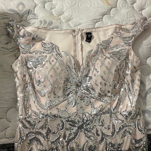 Winsdor shimmery dress off the shoulder